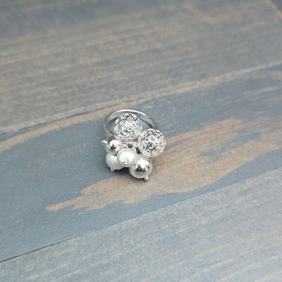 Elegant Silver Floral Ring - Picture 6 of 6